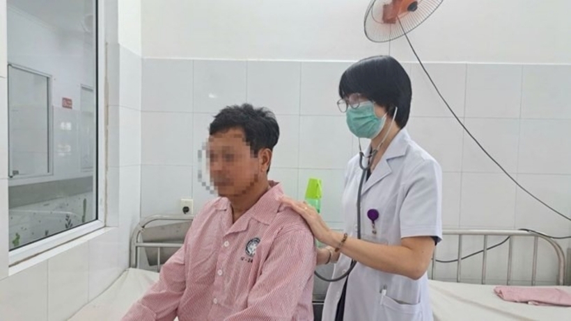 Sau thủ thuật, bệnh nhân tỉnh táo, triệu chứng ho và đau ngực giảm rõ rệt, phổi thông khí tốt, đang hồi phục ổn định. Ảnh: Lao Động