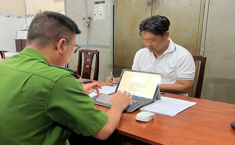 Công an làm việc với người đàn ông đập phá ô tô, tấn công tài xế ở Q.5, TP.HCM. (Ảnh: Thanh niên)