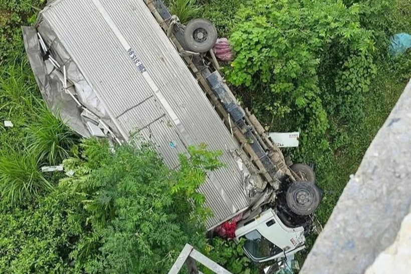 Tai nạn liên hoàn khiến tài xế Nguyễn Xuân V. mắc kẹt, chết tại chỗ; ba người trên xe bị thương. Cảnh sát cứu nạn cứu hộ Công an tỉnh Thanh Hóa phải dùng phương tiện chuyên dụng cắt khung xe đưa thi thể ra ngoài. Xe tải biển Hà Nội hư hỏng nặng, vỡ nát phần đầu, rụng bánh, nằm nghiêng dưới vực. Hai người trên xe bị thương nặng. Chiếc xe tải còn lại bị hư hỏng phần đầu. Khoảng 10 m hộ lan cầu cạn bị húc gãy, rơi xuống vực.