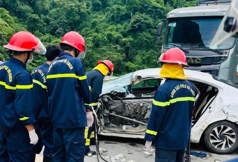 Công an tỉnh Thanh Hóa cử lực lượng phân làn, điều tiết giao thông. Nguyên nhân ban đầu được xác định tài xế xe Kia vượt ẩu, lấn làn.
