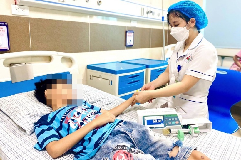 Chạy từ ngoài vào phòng điều hòa, bé trai 10 tuổi bất ngờ bị hạ thân nhiệt, phải đi cấp cứu. Ảnh: VietNamnet