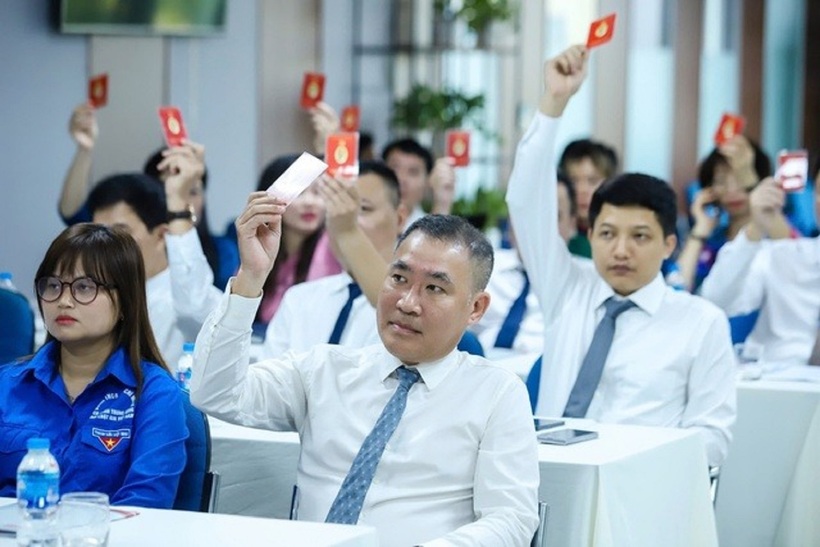 Các đảng viên biểu quyết tại đại hội.