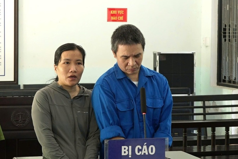 Lê Thị Thái Minh và Bùi Tự Thành tại phiên tòa. Ảnh: Báo Lao động.