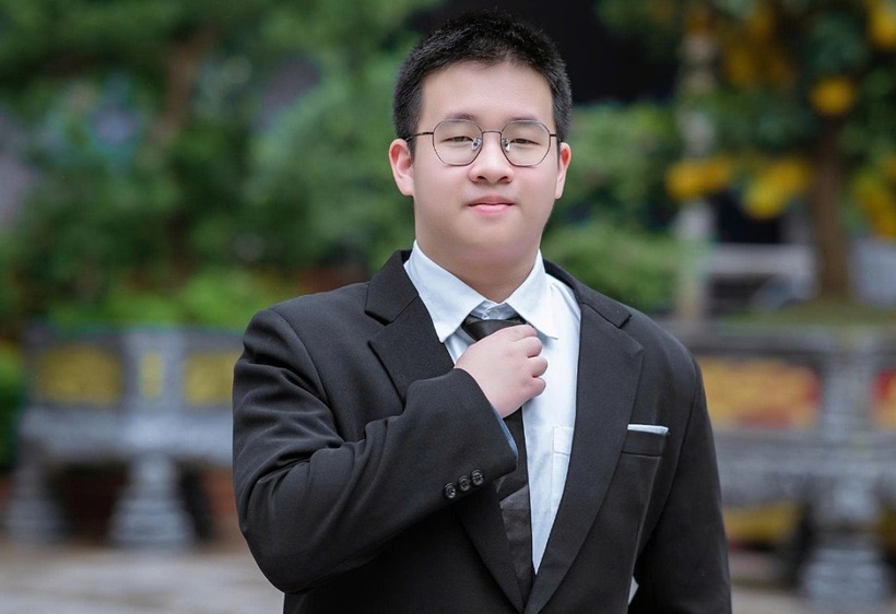 Nhật Minh, học sinh lớp 9 của Trường THCS và THPT Nguyễn Tất Thành, đã vỡ òa trong niềm vui bất ngờ khi tra cứu kết quả kỳ thi vào lớp 10 của Trường THPT chuyên Khoa học Tự nhiên (Đại học Quốc gia Hà Nội). Ảnh: VnExpress