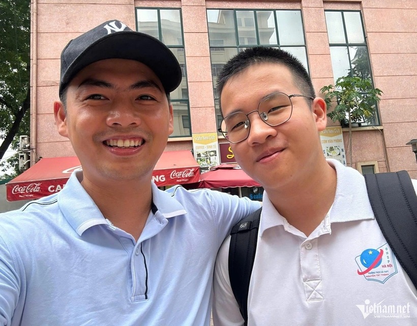 Bùi Nhật Minh và thầy Võ Quốc Bá Cẩn (trái). Ảnh: VietNamnet