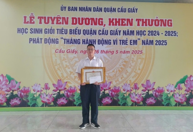 Nhật Minh được UBND quận Cầu Giấy khen thưởng vì có thành tích xuất sắc. Ảnh: VnExpress