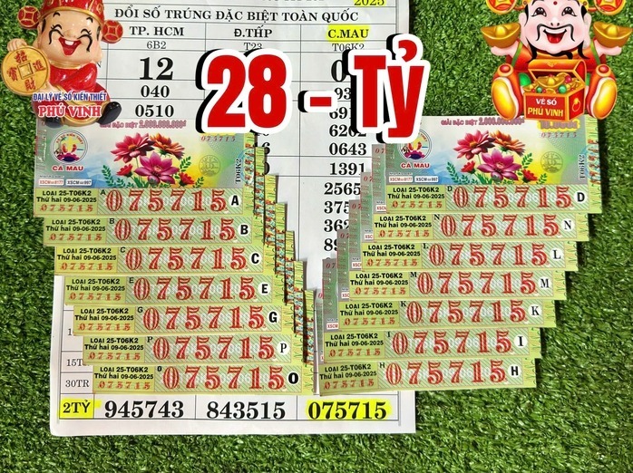 Đại lý vé số Phú Vinh đổi thưởng 14 tờ trúng giải độc đắc cho khách vào ngày 9/6. (Ảnh: Người lao động)