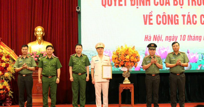 Đảng uỷ, Ban Giám đốc Công an TP.Hà Nội tặng hoa chúc mừng Đại tá Nguyễn Đức Long. (Ảnh: Công an Hà Nội)