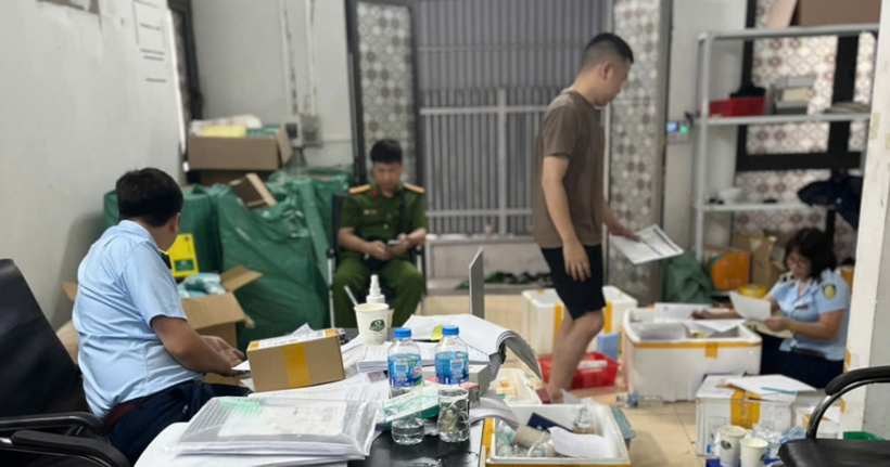 Lực lượng chức năng kiểm tra 4 cơ sở kinh doanh, phát hiện 3.500 sản phẩm mỹ phẩm nhập lậu. (Ảnh: QLTT)