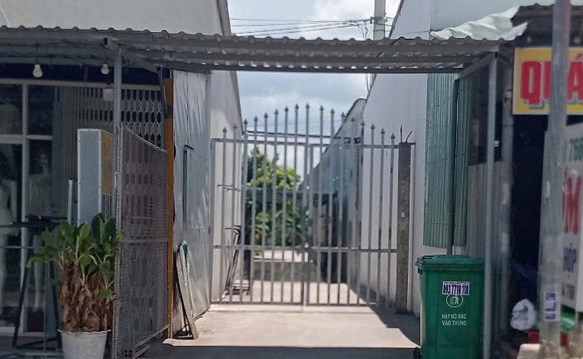 Phía sau cánh cổng sắt là cơ sở giữ trẻ của bà Hồng, hiện đã đóng cửa. (Ảnh: VNN)