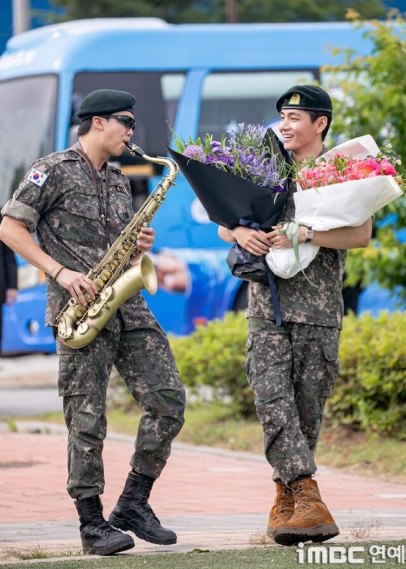 Hai thành viên V và RM của nhóm nhạc BTS cùng xuất ngũ trong một ngày. Ảnh: IMBC