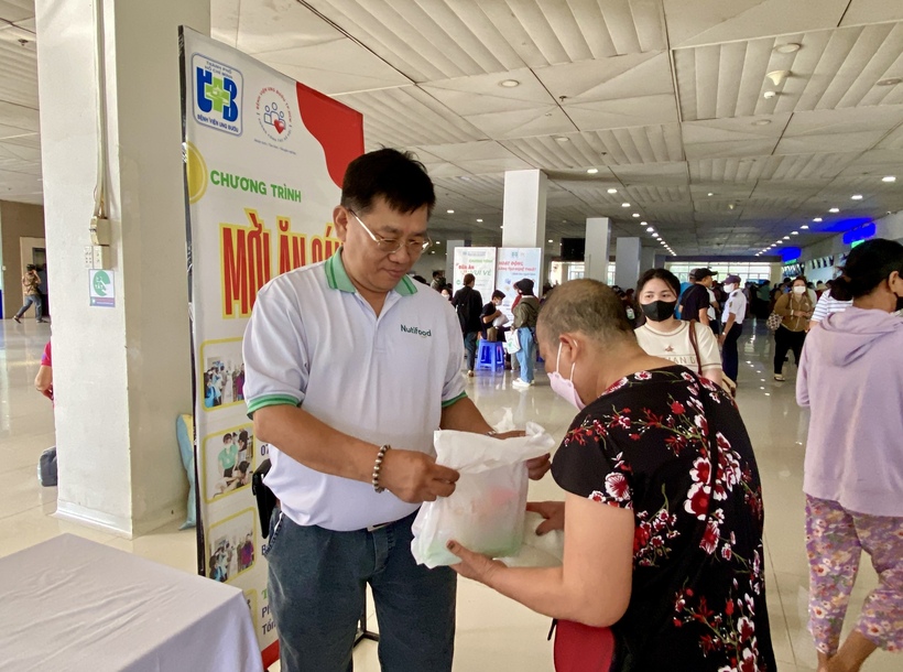 Anh Trần Hữu Đức - Trưởng Bộ phận Quan hệ Cộng đồng đại diện Nutifood trao các phần ăn cho các bệnh nhân