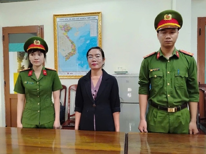 Bà Đặng Thị Hòa Hiệp (giữa) tại cơ quan điều tra (Ảnh: Công an tỉnh Phú Yên).