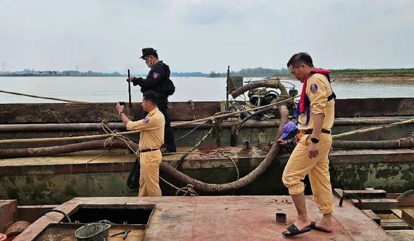 Lực lượng CSGT và cơ quan chức năng kiểm tra các tàu hút cát trên sông Lam. Ảnh: PLO
