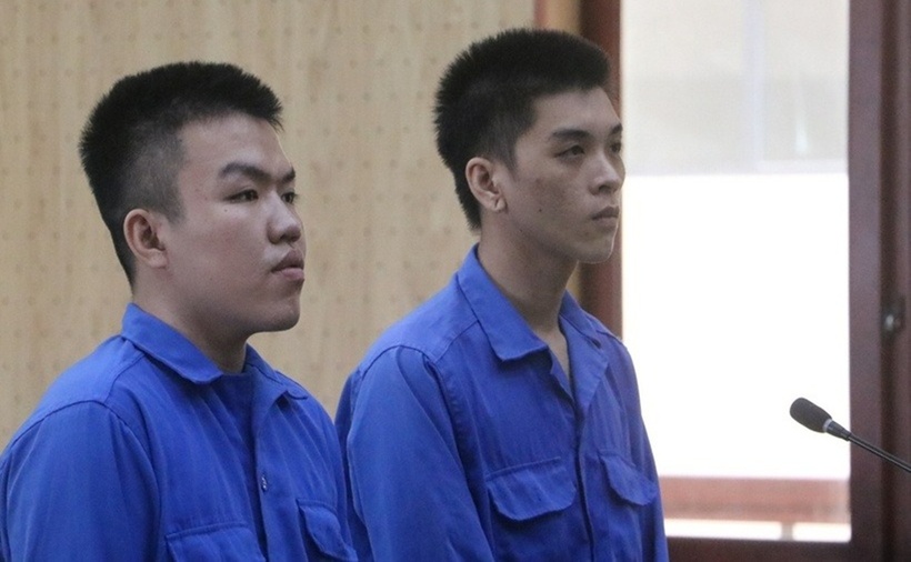 Bị cáo Võ Thành Long và Vũ Thành Huy tại tòa sáng nay (10/6). (Ảnh: VietnamNet)