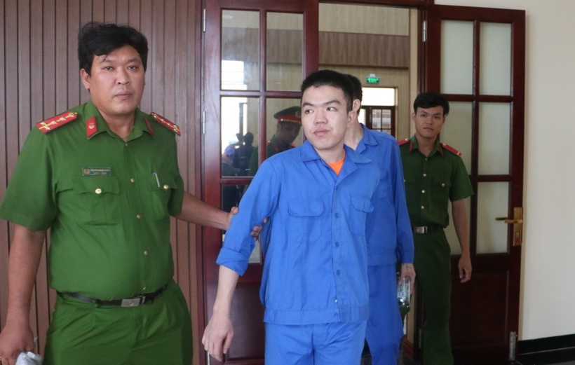 Lực lượng công an đưa các bị cáo rời phòng xét xử sau phiên tòa. (Ảnh: VietnamNet)