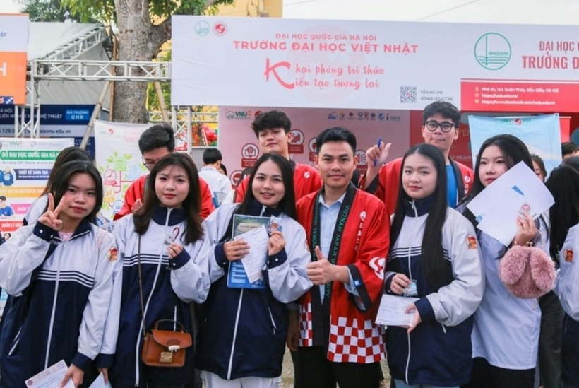 Các học sinh tìm hiểu thông tin tuyển sinh của Trường Đại học Việt Nhật (Đại học Quốc gia Hà Nội). Ảnh: Tuổi Trẻ Online