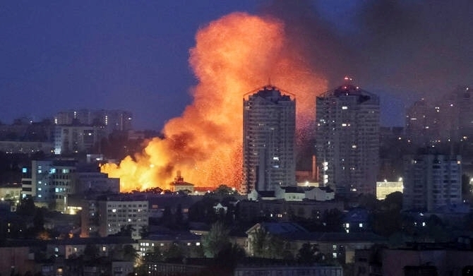 Hỏa hoạn ở Kiev sau một cuộc không kích của Nga vào ngày 6/6. Ảnh: Reuters