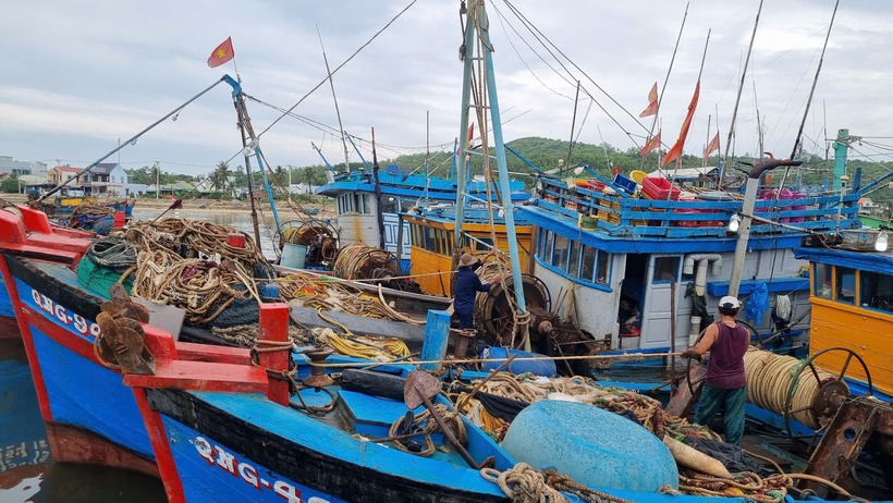Ngư dân ở Quảng Ngãi neo đậu tàu thuyền tránh trú bão số 1. Ảnh: Thanh Niên