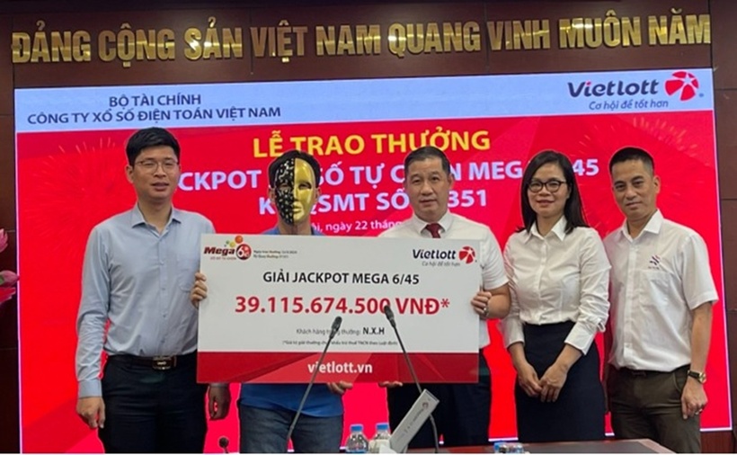 Ông N.X.H nhận giải Jackpot xổ số tự chọn Mega 6/45. (Ảnh: Người lao động)