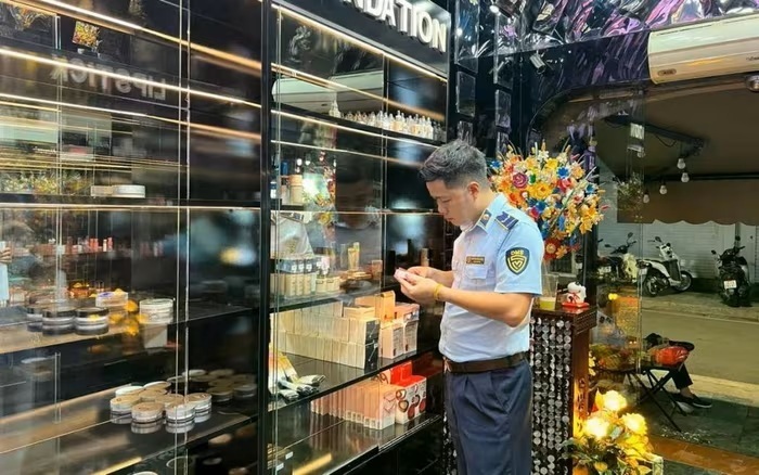Đoàn kiểm tra phát hiện có 383 sản phẩm mỹ phẩm không có hóa đơn chứng từ chứng minh nguồn gốc hợp pháp.