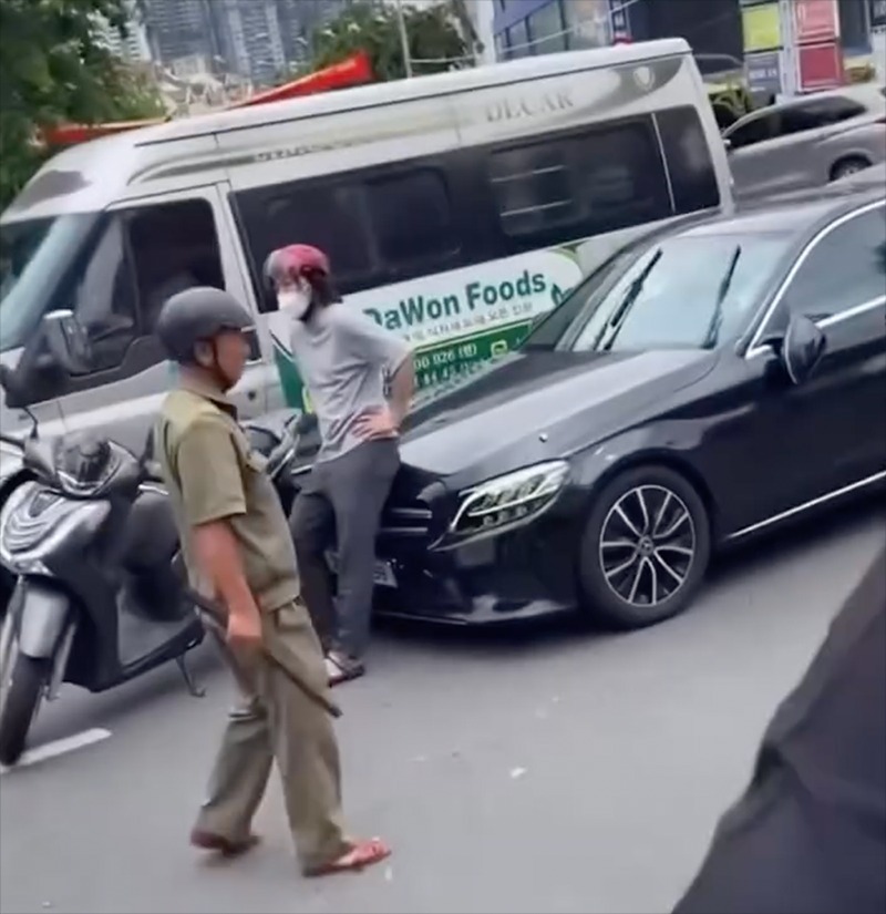 Thanh niên đi SH chặn đầu và đập xe ô tô Mercrdes giữa phố. Ảnh: VietNamNet