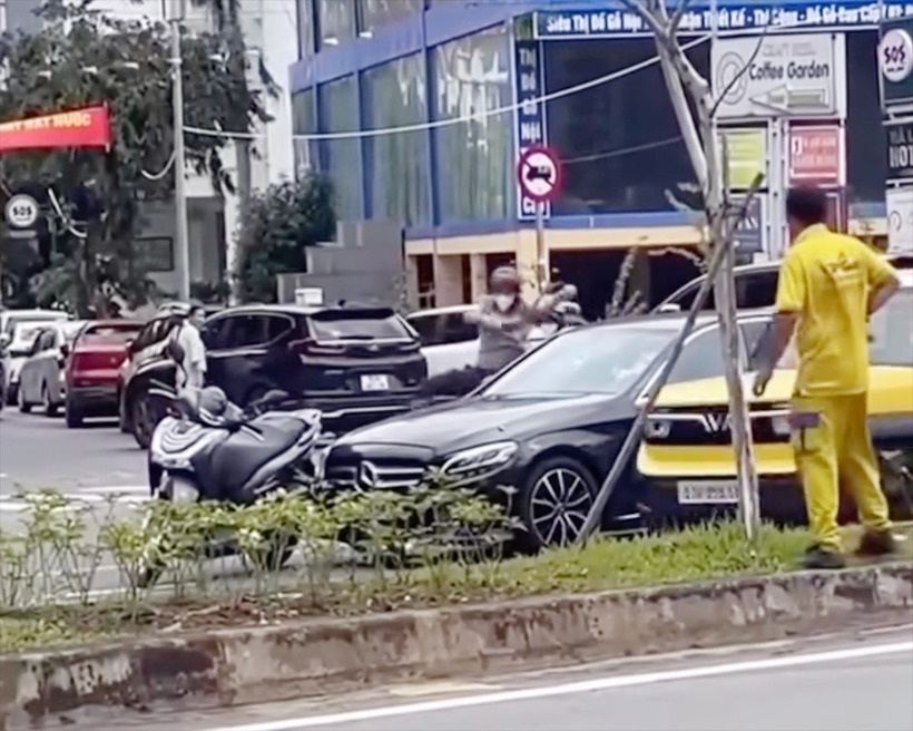 Xác minh clip người đàn ông chạy SH chặn đầu, đập phá ô tô Mercedes ở TP.HCM - 1