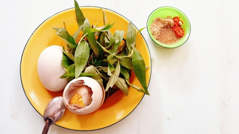 Thành phần của trứng vịt lộn chứa lượng lớn chất đạm và cholesterol.