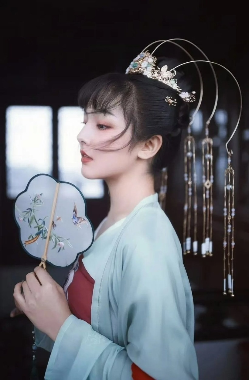 Ngoài thành tích trong quân đội, cô còn tham gia các vở kịch, biểu diễn ca múa nhạc. Ảnh: Weibo.