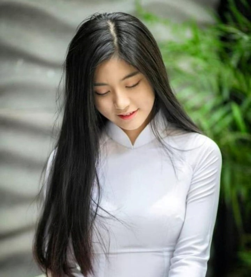 Kiểu tóc thẳng truyền thống là lựa chọn hoàn hảo khi mặc áo dài cổ điển vì sự đơn giản và dễ thực hiện.