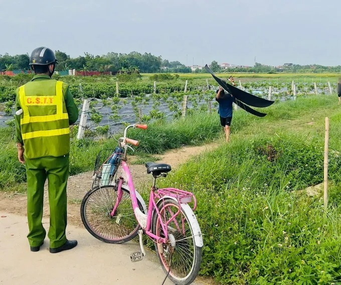 Lực lượng chức năng kiểm tra thực địa tại khu vực thôn Bắc Giã (xã Phù Lỗ, huyện Sóc Sơn, TP.Hà Nội). (Ảnh: SGGP)