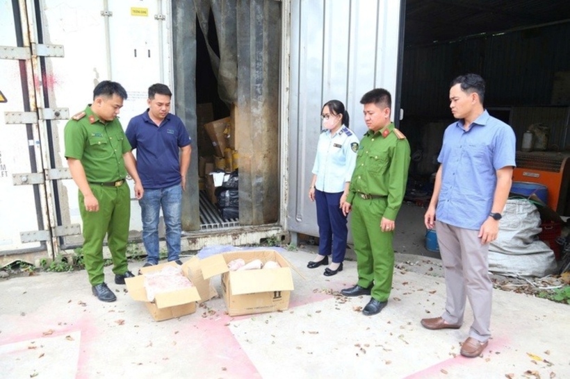 Lực lượng chức năng kiểm tra, phát hiện 11,2 tấn thực phẩm có dấu hiệu vi phạm pháp luật về vệ sinh an toàn thực phẩm. Ảnh: Người Lao Động