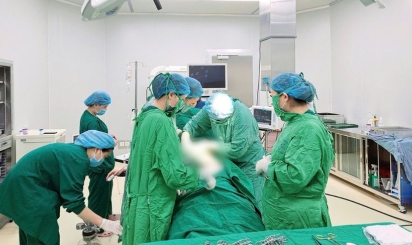 Các bác sĩ phẫu thuật cấp cứu cho sản phụ. Ảnh: Gia Đình & Xã Hội