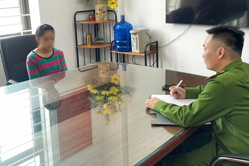 Chị P.T.T tại cơ quan công an. Ảnh: Dân Trí