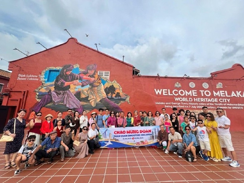 Khách đoàn du lịch Singapore - Malaysia nhà vietkingtravel