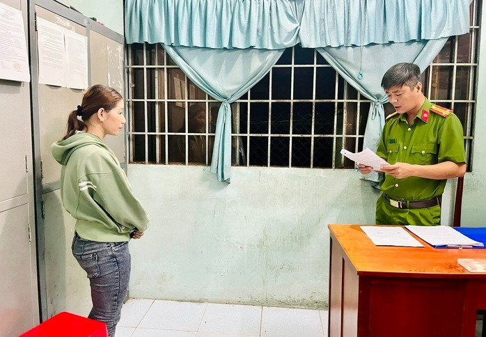 Nguyễn Thị Cúc tại cơ quan công an. (Ảnh: Công an Vĩnh Long)