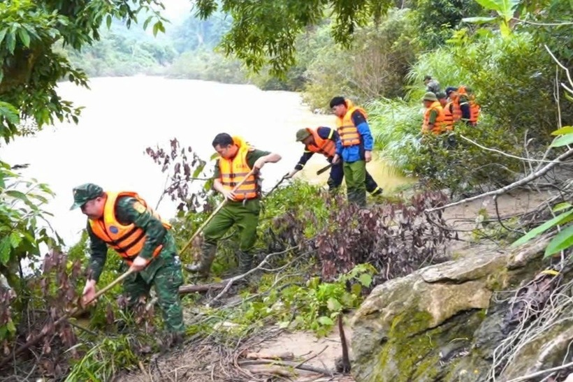 Các lực lượng chức năng đang tích cực tìm kiếm đôi vợ chồng mất tích. Ảnh: Dân Trí