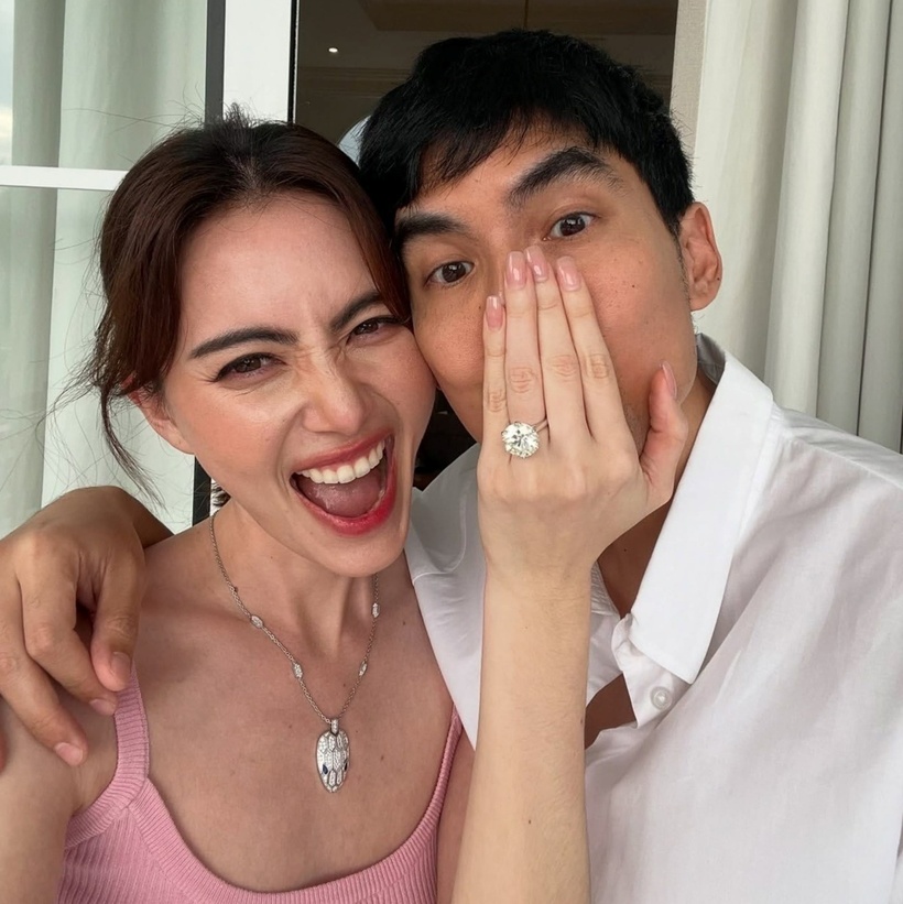 Tờ Thairath mới đây đưa tin, “cặp đôi vàng” của showbiz Thái Lan, Mai Davika và Ter Chantavit Dhanasevi, vừa công bố tin đính hôn sau 7 năm hẹn hò. Thông qua trang cá nhân có 18 triệu lượt theo dõi, nữ diễn viên khoe clip ngọt ngào bên bạn trai.