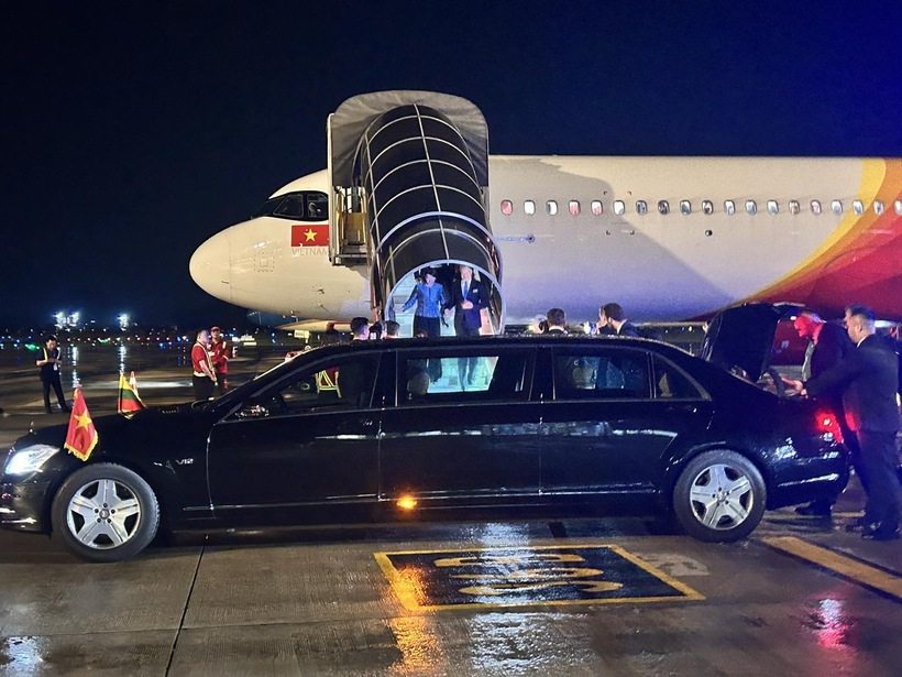 Tổng thống Litva đến Hà Nội trên chuyên cơ Vietjet - 2