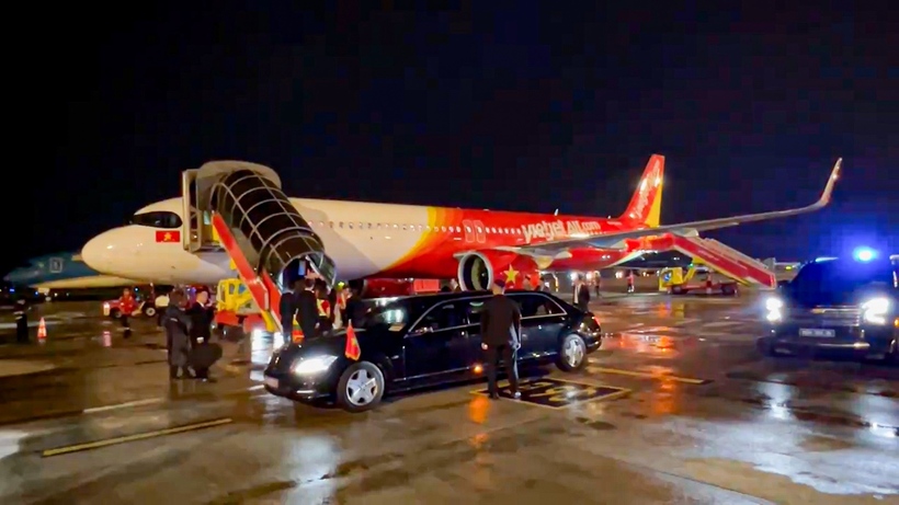 Tổng thống Litva đến Hà Nội trên chuyên cơ Vietjet - 5