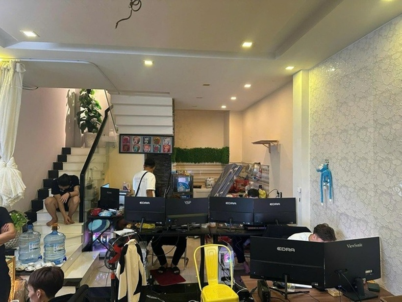 Các đối tượng đã thuê 2 căn nhà tại Đà Nẵng, trang bị nhiều thiết bị công nghệ cao. Ảnh: Báo Người lao động.