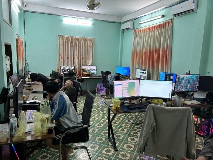 Lực lượng chức năng thu giữ 15 điện thoại di động, 2 laptop, 16 CPU và 5 màn hình máy vi tính. Ảnh: Báo Người lao động.