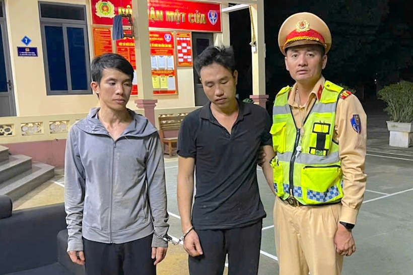 2 phạm nhân Trần Hoàng Khiêm và Bùi Văn Chúc bị Đội CSGT đường bộ số 1 bắt giữ. Ảnh: Báo Dân trí.