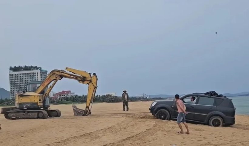 Tài xế phải nhờ xe cứu hộ đưa xe lên khỏi bãi biển. Ảnh: PLO.