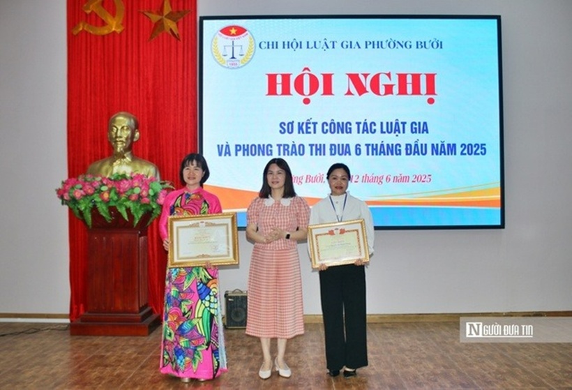 Bà Nguyễn Thị Hoài Thanh - Phó Chủ tịch Thường trực Hội Luật gia TP.Hà Nội trao bằng khen, giấy khen cho tập thể và cá nhân có thành tích xuất sắc của Chi hội Luật gia phường Bưởi.