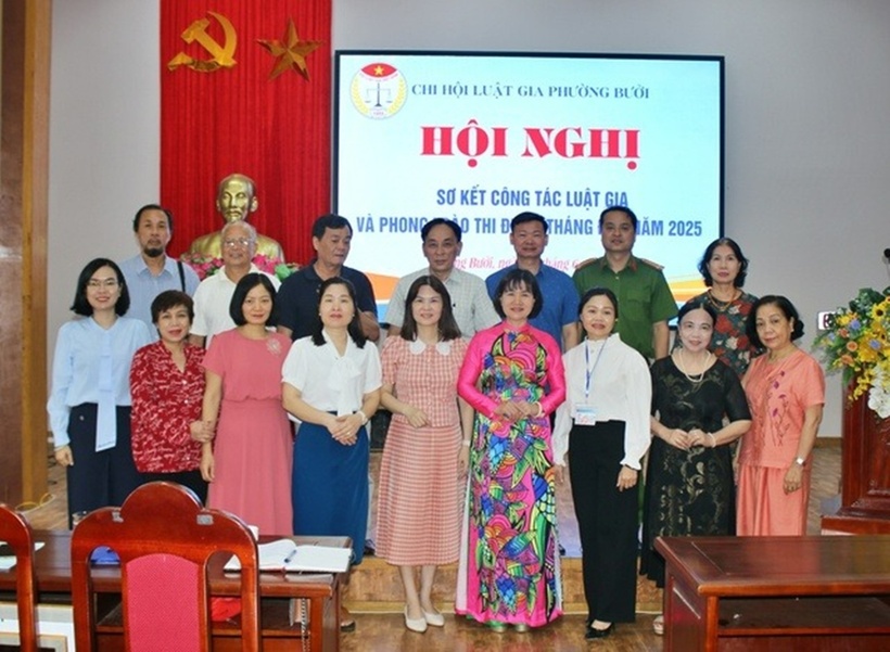 Các đại biểu chụp ảnh lưu niệm.