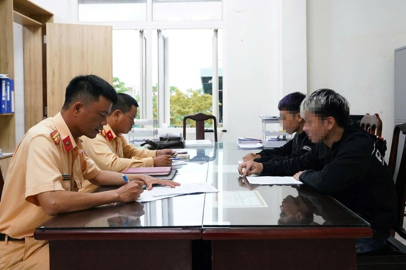 Hai thiếu niên điều khiển xe mô tô bằng một bánh tại cơ quan công an. Ảnh: Báo Dân trí.