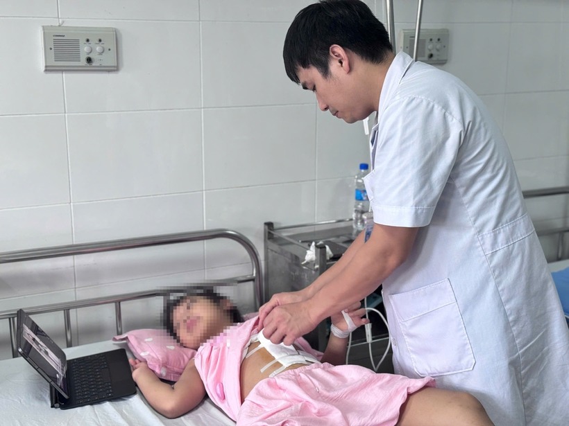 Bệnh nhi vượt qua cơn nguy kịch, giữ lại được mạng sống. Ảnh: Vietnamnet.