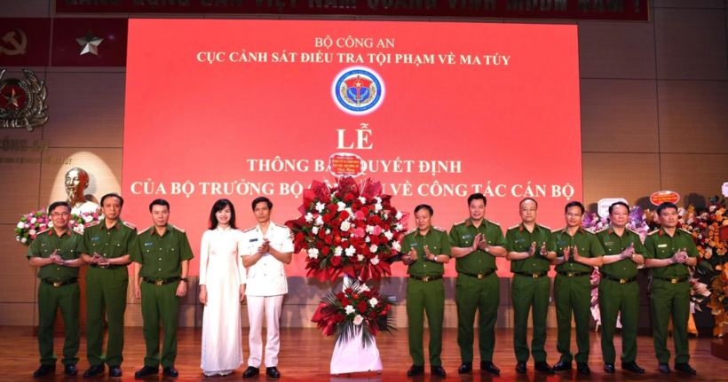 Đảng ủy và lãnh đạo Cục Cảnh sát điều tra tội phạm về ma túy tặng hoa chúc mừng Đại tá Ngô Thanh Bình (Ảnh: C04).