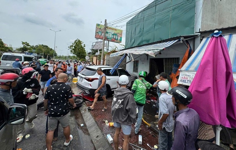 Một phần tường căn nhà và cửa kéo bị đổ sập. (Ảnh: VietnamNet)
